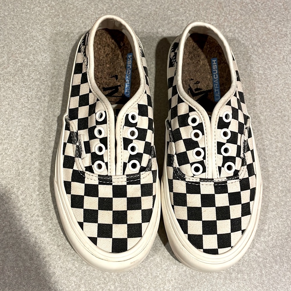 Vans checkered low tennis shoes, ultra Cush core insoles, men’s 3.5, women’s 5